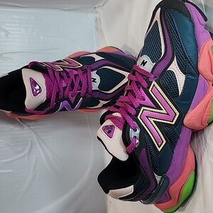 New Balance 9060 sneakers Men SZ 7 / Women SZ 8.5